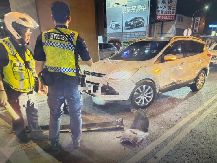 遭擦撞的福特汽車。翻攝畫面