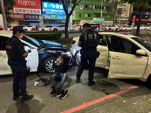 自小客車拒檢逃逸釀連環擦撞4車！3人受輕傷送醫　警在車上查獲這東西