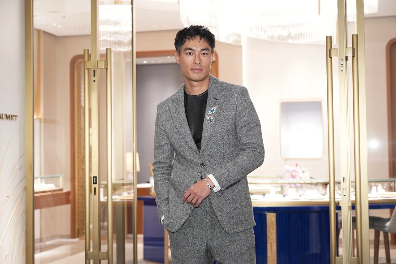 楊祐寧配戴Bamboo胸針、Bee de Chaumet 18K白金手環。彭欣偉攝