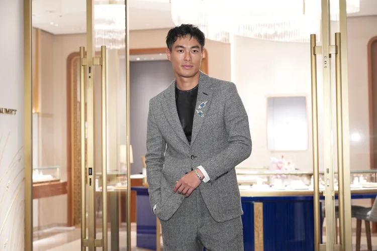 楊祐寧配戴Bamboo胸針、Bee de Chaumet 18K白金手環。彭欣偉攝