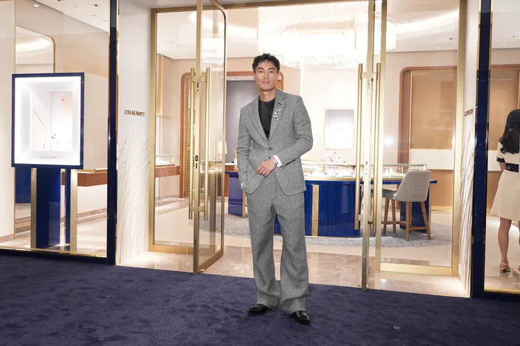 楊祐寧以灰色西裝搭配總價約1400萬元的珠寶亮相。彭欣偉攝