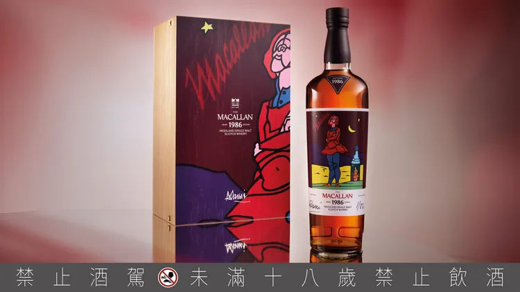 Valerio Adami《浪漫》以「時間旅行」為敘事核心，透過鮮烈而富張力的人物構圖，描繪 Janet Harbinson 女士身著紅色禮服佇立於蘇格蘭原野之間的身影。業者提供
