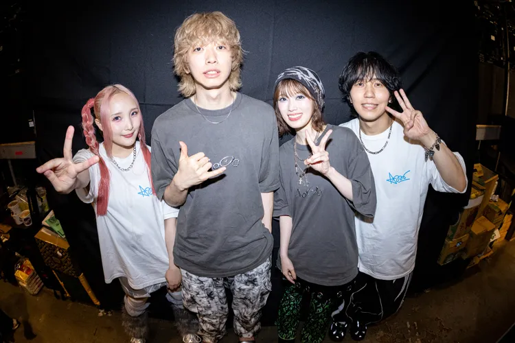貝斯手山本光（左起）、鼓手兼隊長Tsumiki、石野理子、吉他手Three來台體驗吃臭豆腐。好玩國際文化提供