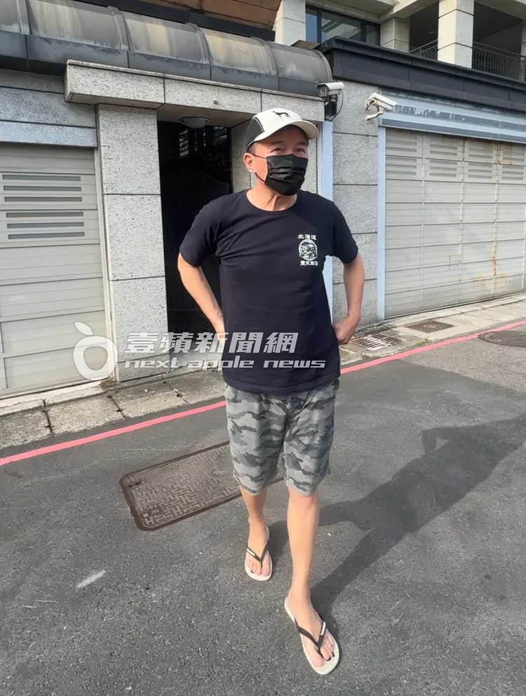 孫鵬在家門前接受訪問。特勤中心攝