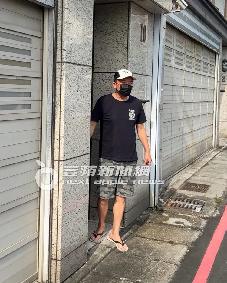孫鵬一身居家打扮，獨自走出家門。特勤中心攝