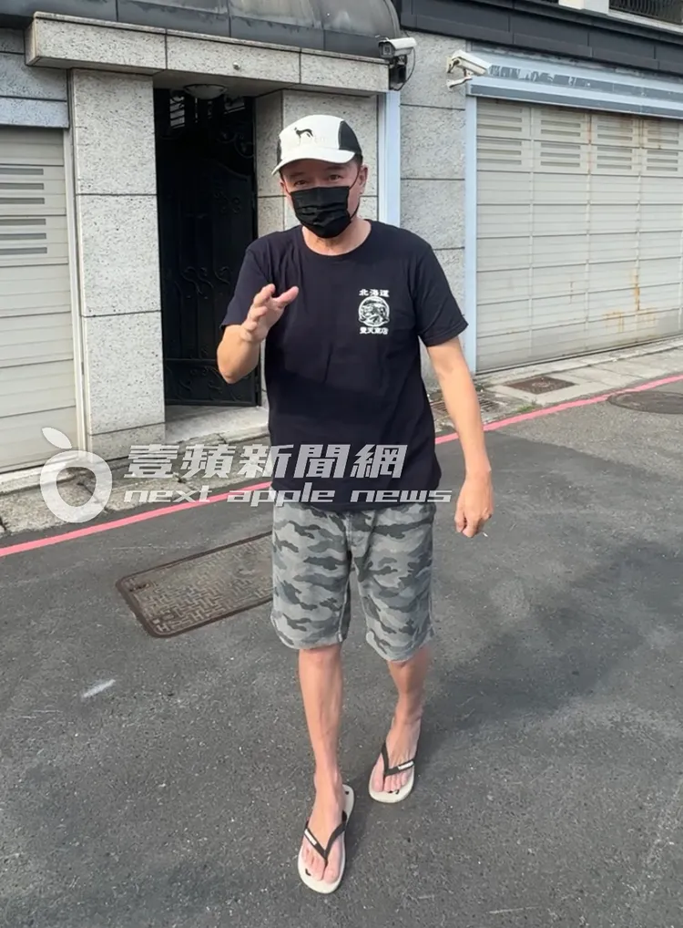 訪問結束後，孫鵬揮手致意，準備返回住處。特勤中心攝