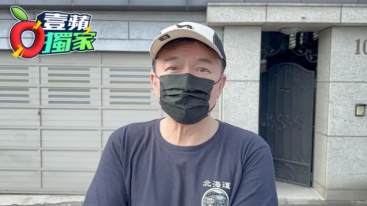 孫鵬在家門口平靜面對記者。特勤中心攝
