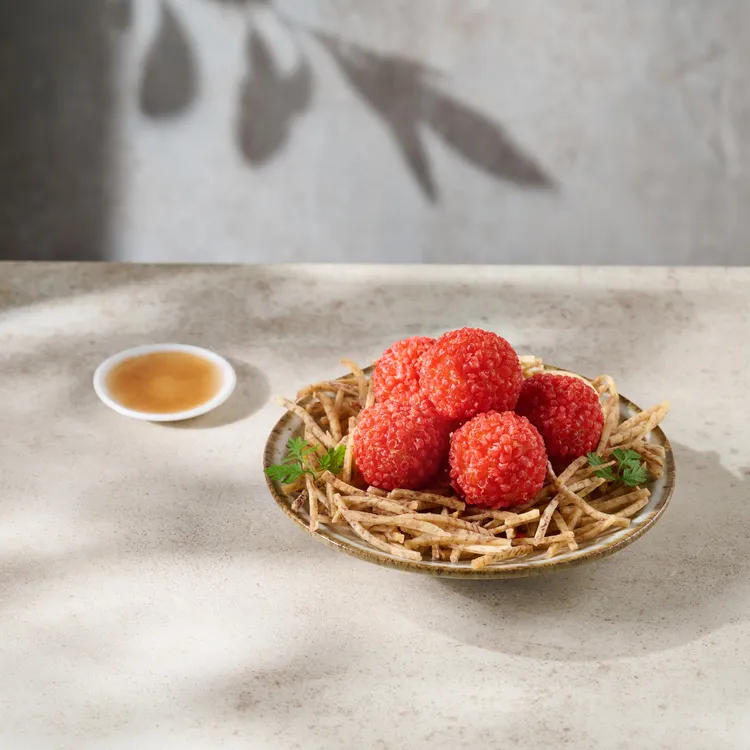 喜迎5月母親節，王品3大中餐推出荔枝蝦球贈菜好禮，慰勞辛苦的媽媽。王品集團提供