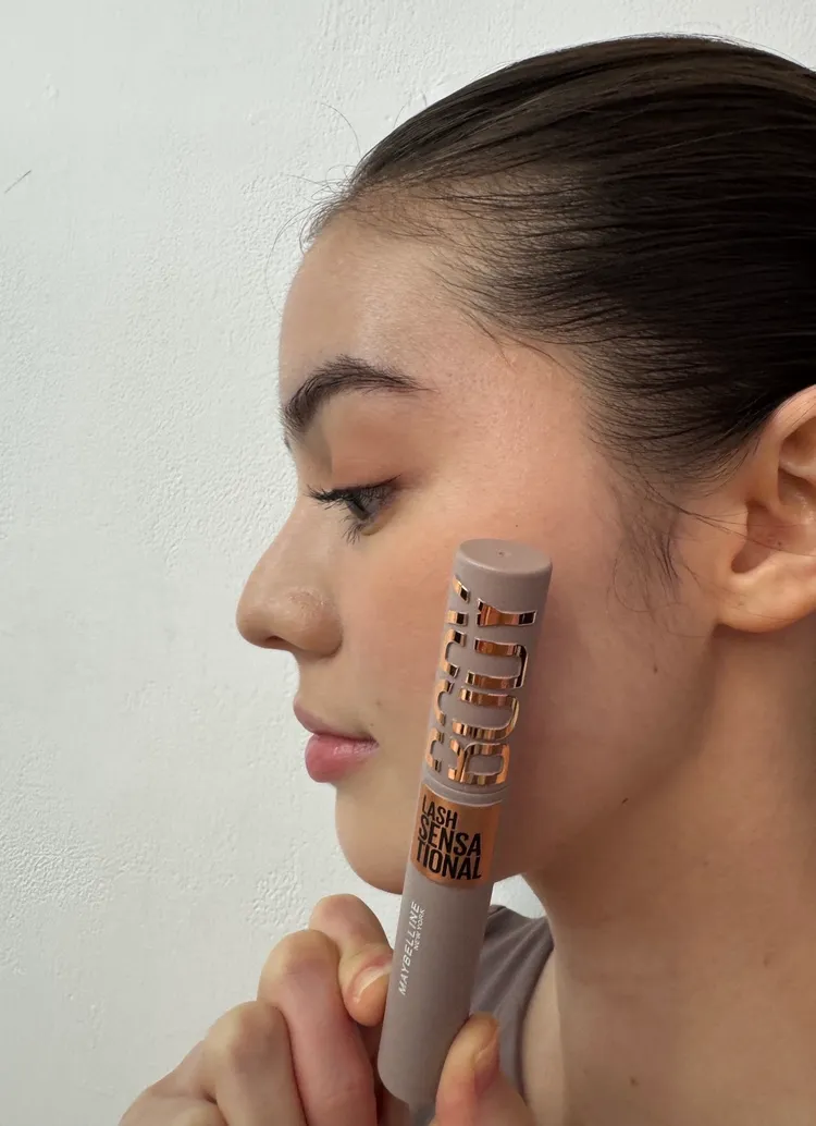 Model示範Maybelline挺豐翹束感防水睫毛膏妝效。張家玲攝