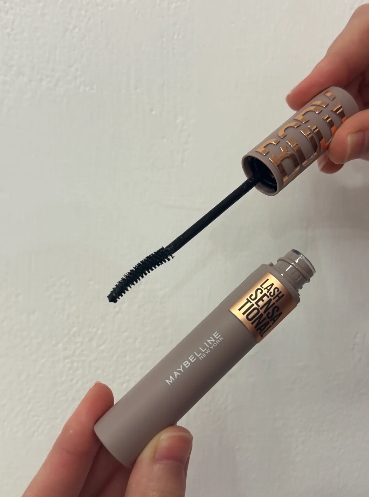 Maybelline挺豐翹束感防水睫毛膏，517元。張家玲攝