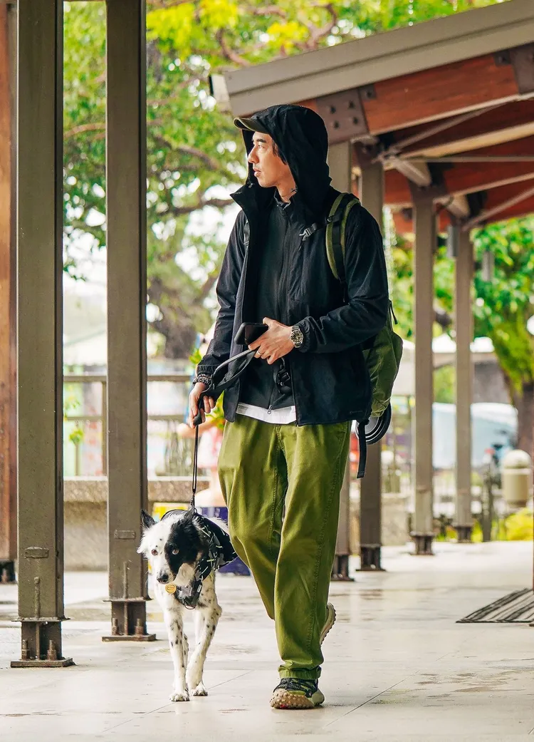 初為人父的傅孟柏（右）帶著愛犬酷哥到台東散心。客家電視台提供