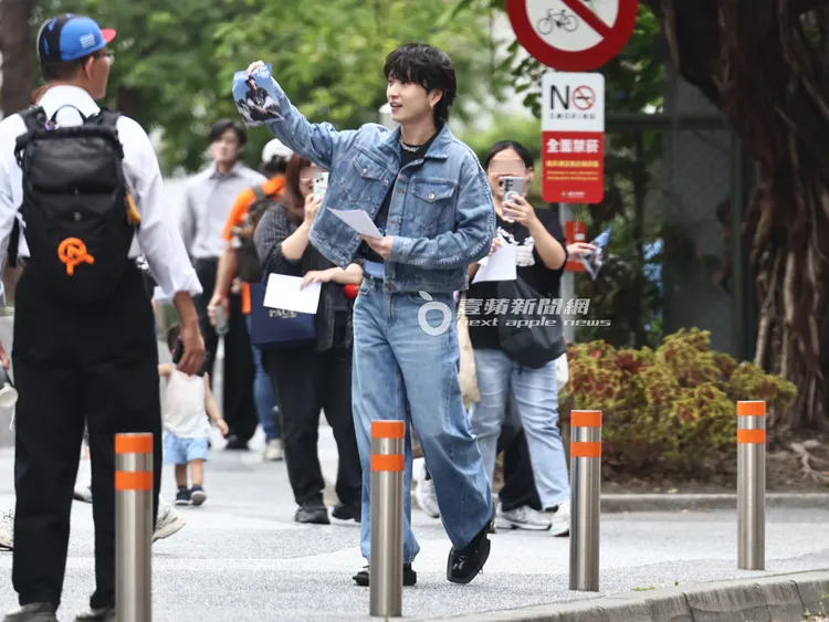 邱鋒澤沿著街邊發起演唱會傳單大力宣傳。特勤中心攝
