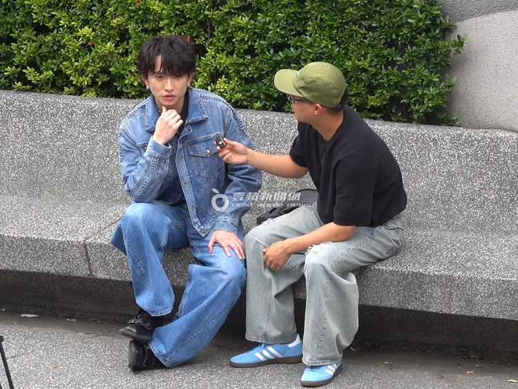 發傳單到一半，邱鋒澤接受路人上前採訪錄影。特勤中心攝