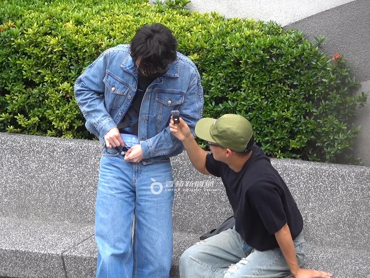 採訪期間，邱鋒澤起身拉出自己身上的第二層褲頭給大家看。特勤中心攝