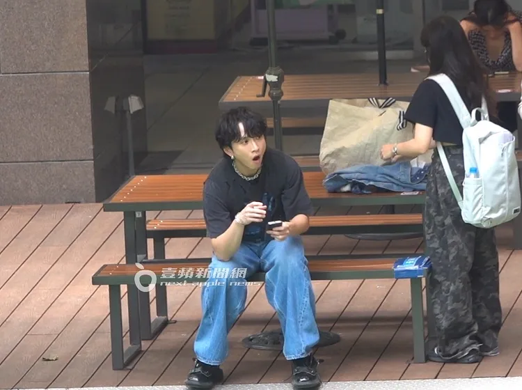 邱鋒澤到捷運地下街戶外區休息，露出疲態打哈欠。特勤中心攝
