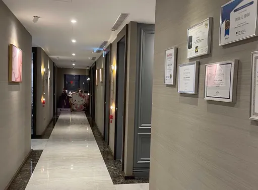 每一診間都有鏡頭！北市警搜索聖宜診所　錄影畫面「整床拍入」部分設備已被拆