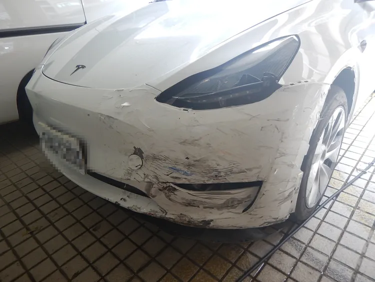 林女駕駛的特斯拉，左前車頭有明顯擦撞痕跡。民眾提供