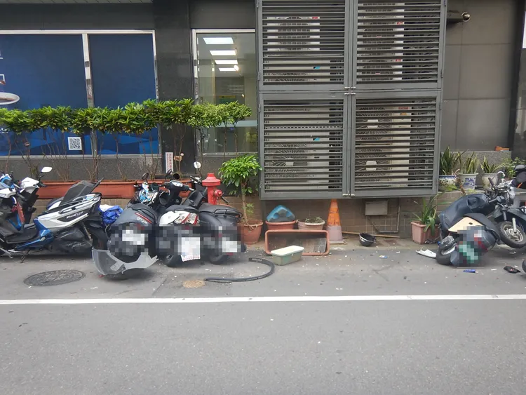 多輛機車被特斯拉撞倒。民眾提供