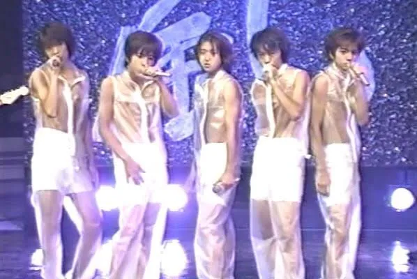 「嵐」出道時穿透明雨衣打歌服引發話題。翻攝X