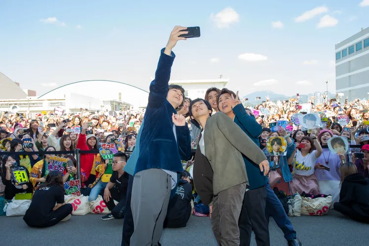 2019年11月10、11日，「嵐」展開「JET STORM」緊急記者會計畫，搭專機旋風造訪雅加達、新加坡、曼谷、台北。圖為粉絲聚集松山機場送機。翻攝ARASHI IG