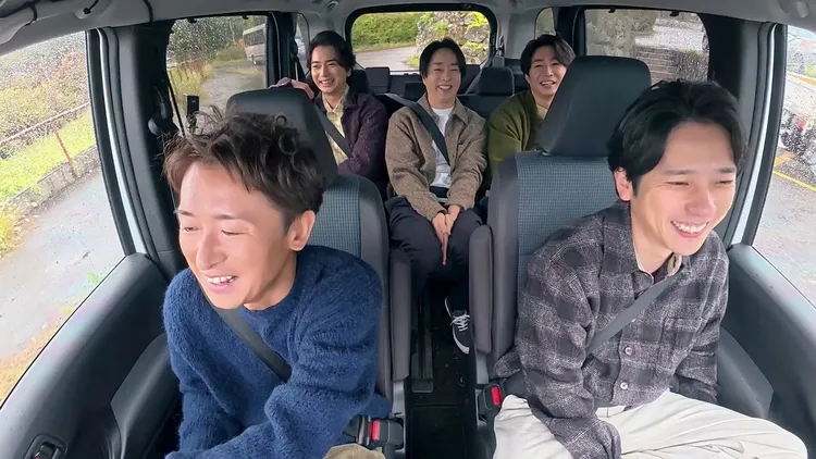 「嵐」2025年重啟活動，5人出外錄影，和樂融融。翻攝ARASHI X