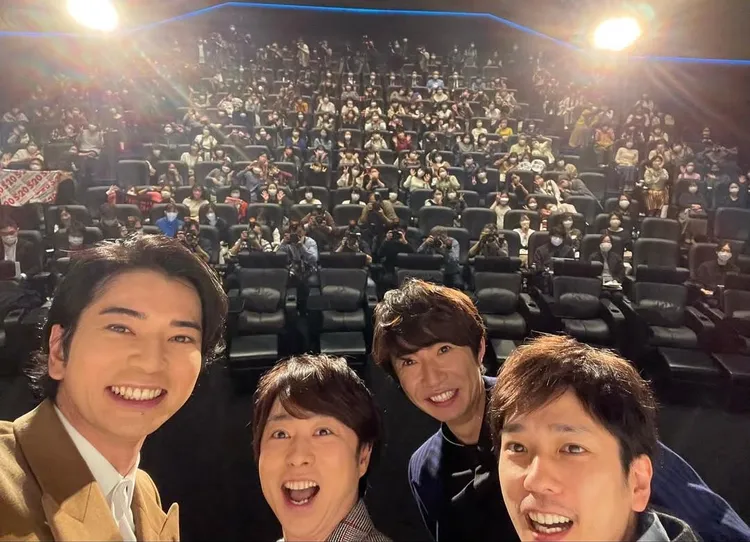 「嵐」從2021年開始休團，大野智暫別演藝圈，松本潤（左起）、櫻井翔、相葉雅紀、二宮和也現身電影院，宣傳演唱會電影《ARASHI Anniversary Tour 5×20 FILM“Record of Memories”》。翻攝ARASHI IG