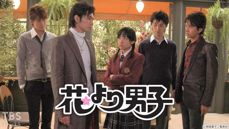 松本潤（左二）主演《流星花園》帶旺「嵐」攀上顛峰。翻攝TBS