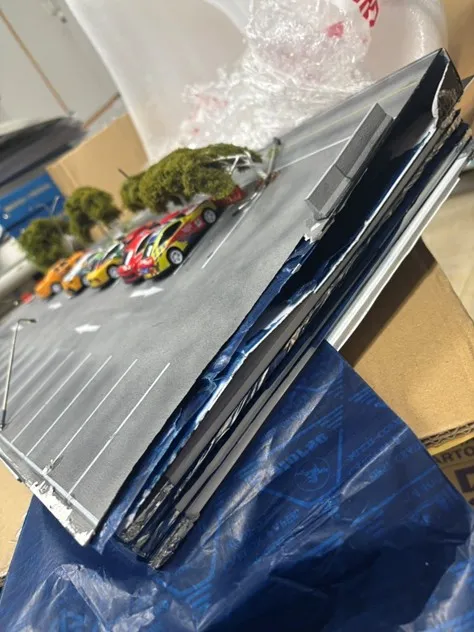 海洛因粉末填輸於空隙極小之中空瓦楞板內，再將瓦楞板藏匿於微縮模型底座。翻攝畫面