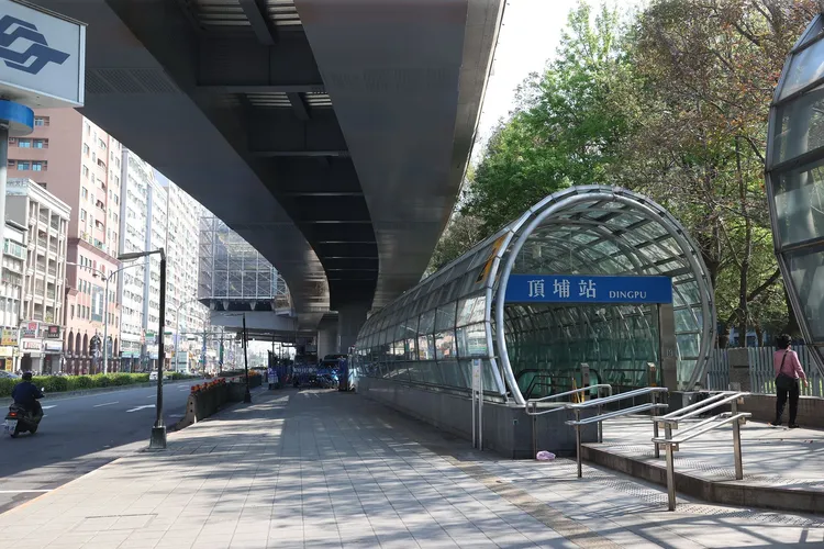 板南線末端的頂埔站，套房平均月租金12,766元，位居台北捷運各捷運站點中第二便宜。永慶房產集團提供