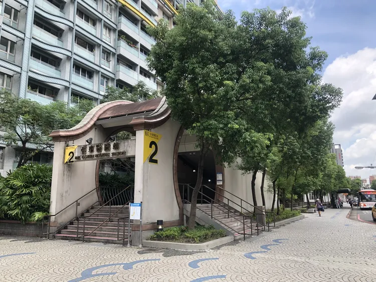 板南線的亞東醫院站，套房平均月租金約在1萬5千元，不到20分鐘就能到北車。永慶房產集團提供