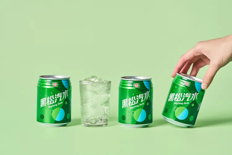 黑松汽水新包裝以深淺綠色斜切色塊呼應冰塊俐落切割的經典意象，堆疊豐富背景層次。業者提供
