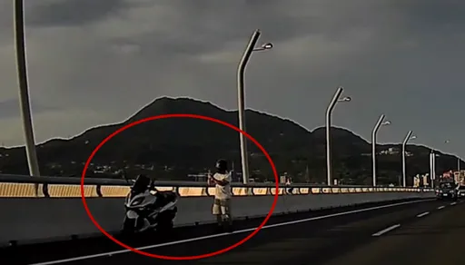 不甩禁令！重機騎士淡江大橋南、北向違停拍美照　半小時內連吞2罰單