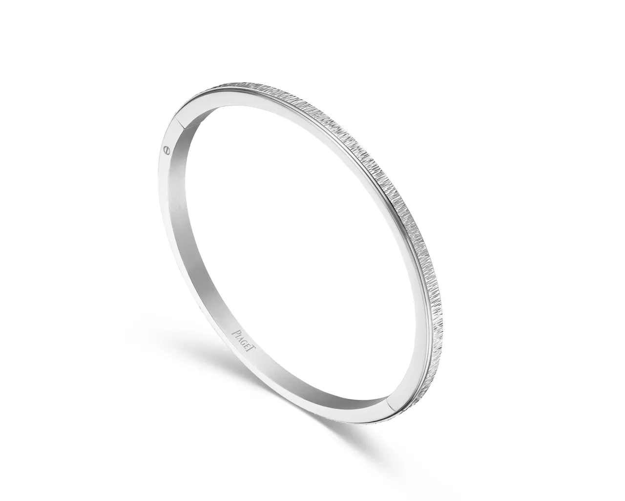 PIAGET Possession 系列 18K 白金宮廷式雕刻飾紋手鐲。品牌提供