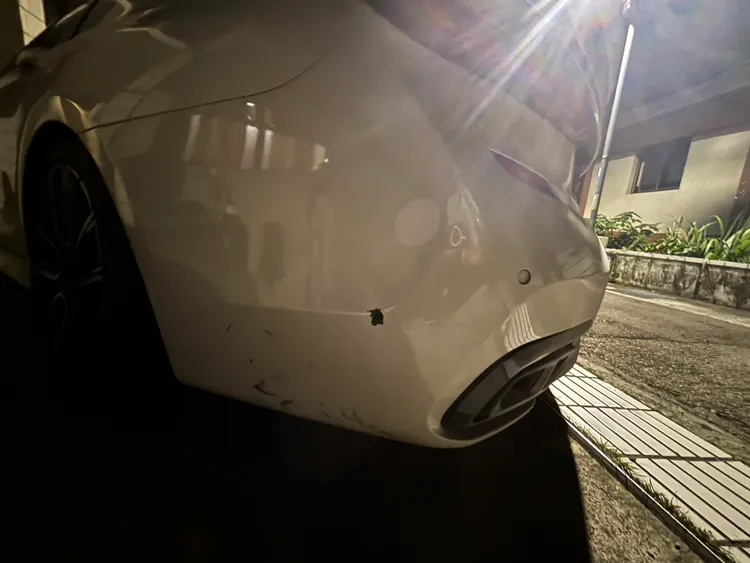 BMW車上彈孔。翻攝畫面