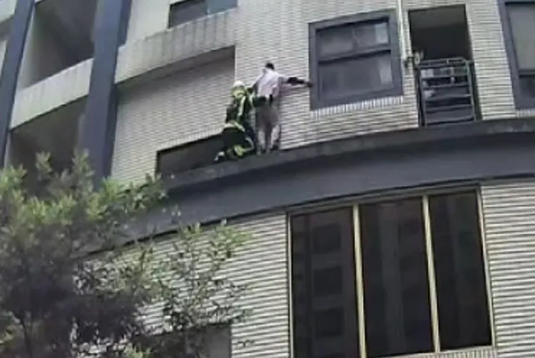 消防人員救援脫困。翻攝畫面