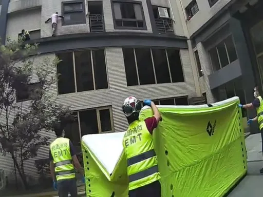 忘帶鑰匙！男化身「蜘蛛人」爬外牆慘卡3樓　桃園警消馳援解圍