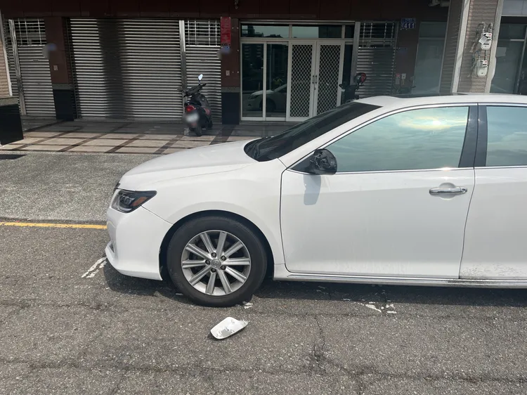 邱男路旁臨停車等朋友卻意外被擦撞，對方肇事後逃逸，邱男報警揪凶。翻攝畫面