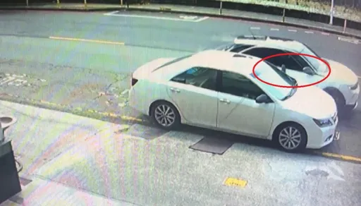 愛車臨停路旁遭擦撞　他氣揪肇事車！警依規「都開罰」