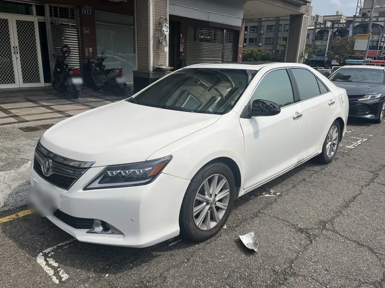 邱男路旁臨停車等朋友卻意外被擦撞，對方肇事後逃逸，邱男報警揪凶。翻攝畫面