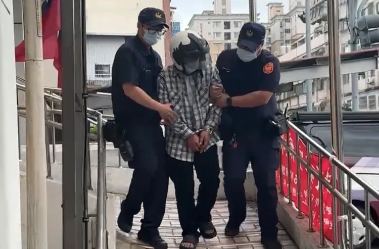 楊男涉嫌毒駕，車上被搜出K他命殘渣袋。翻攝畫面