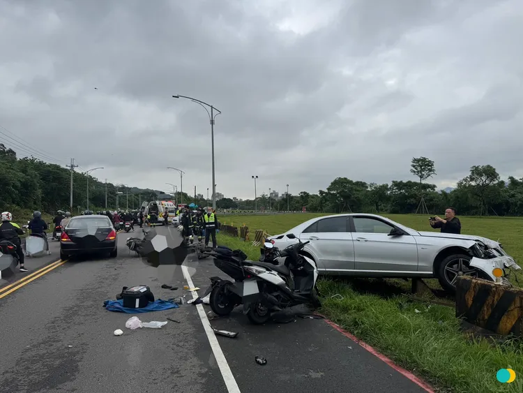 現場汽機車追撞造成6人輕重傷，其中1人還在手術中。翻攝畫面