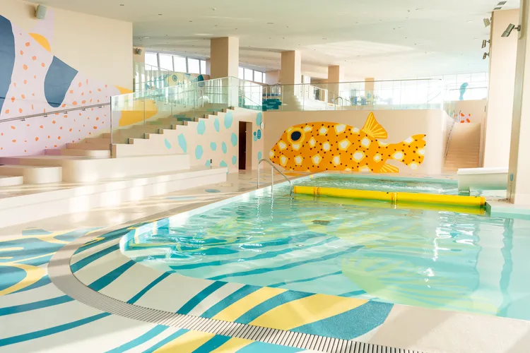 以插畫風河豚為裝飾的「FUGU pool」泳池空間，適合親子同樂。田欣雲攝