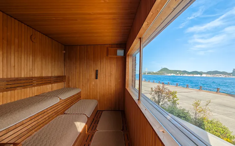 擁有巨大玻璃窗的「Kaikyo Sauna」為期間限定設施。田欣雲攝
