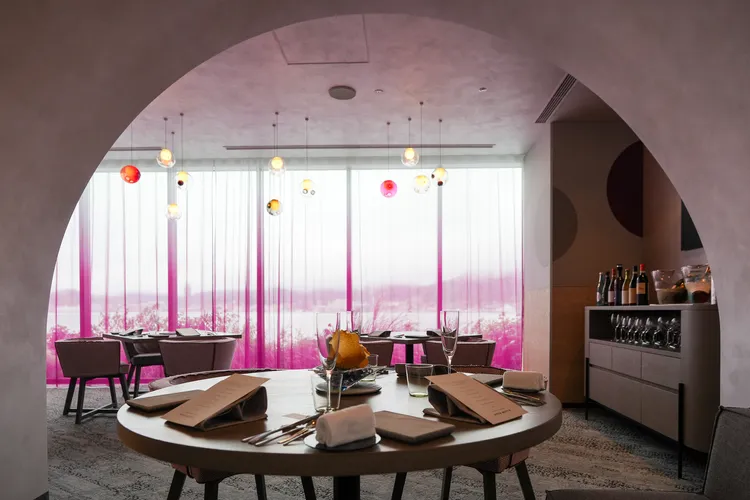 餐廳坐擁絕佳景致，可以在品嘗美酒佳餚的同時，悠閒眺望關門海峽的優美海景。田欣雲攝