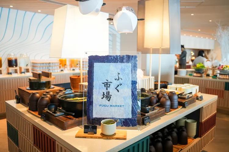 自助餐廳「PUKU PUKU」有專門餐檯提供河豚料理。田欣雲攝