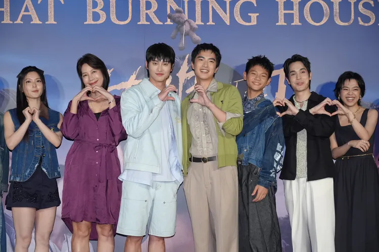 睦媄（左起）、丁寧、范少勳、曾敬驊、洪君昊、陳彥嘉和李夢苡樺出席《失樂園》首映會。彭欣偉攝
