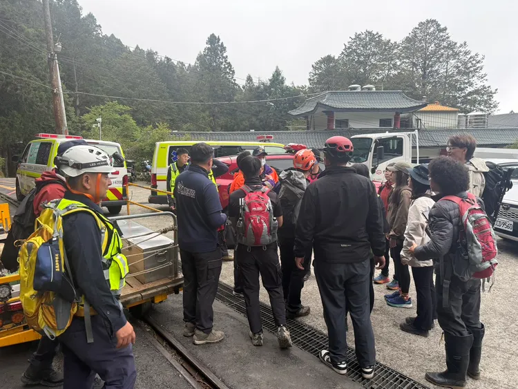 救護車後送至嘉義基督教醫院治療。翻攝畫面