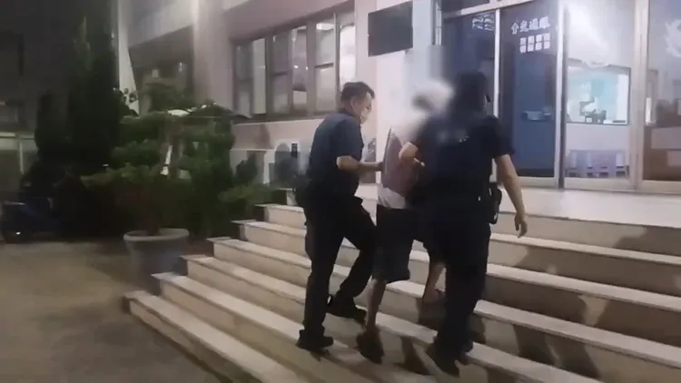 嫌犯移送橋頭地檢署偵辦。翻攝畫面