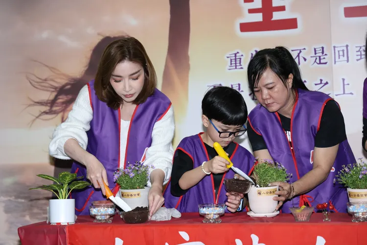 許維恩（左）在台上和小朋友互動。莊宗達攝