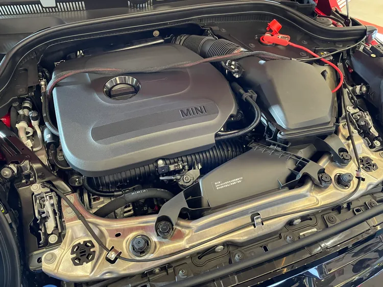 MINI 1965 Victory Edition搭載2.0升渦輪引擎與JCW底盤設定，延續MINI Go-Kart操控精神。林浩昇攝